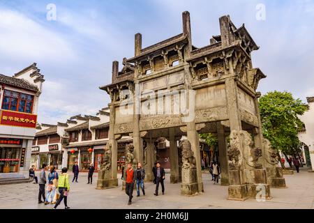 Anhui, China - 06. November 2017: Der Steinbogen von Xuguo, auch als „achtsäuliger Torbogen“ bezeichnet, wurde 1584 in der Ming-Dynastie zu Ehren von Xuguo erbaut. Stockfoto