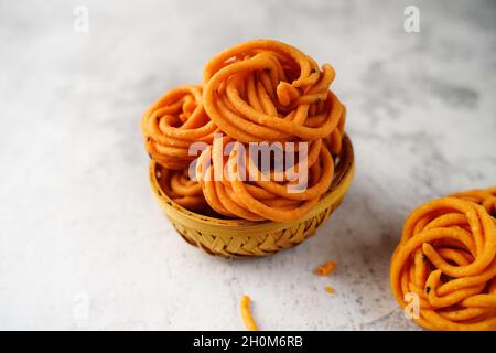 Hausgemachte Murukku Chakli oder Thenkuzhal - Navratri Diwali Snacks isoliert, selektive Fokus Stockfoto