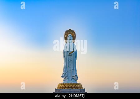 Hainan, China - 19. Dezember 2017: Morgenansicht des wunderschönen Sonnenaufgangs bei der größten Guan Yin Statue der Welt. Stockfoto