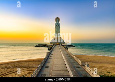 Brücke zum wunderschönen Sonnenaufgang bei der größten Guan Yin Statue der Welt. Stockfoto