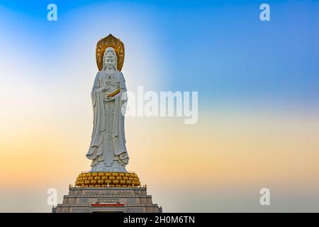 Hainan, China - 19. Dezember 2017: Morgenansicht des wunderschönen Sonnenaufgangs bei der größten Guan Yin Statue der Welt. Stockfoto