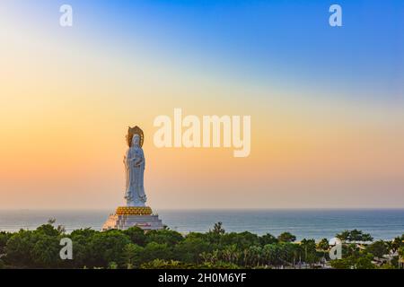 Hainan, China - 19. Dezember 2017: Blick von der Ferne auf den wunderschönen Sonnenaufgang bei der größten Guan Yin Statue der Welt. Stockfoto