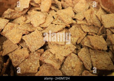 Gebratenes Tempeh in einem Bambusbehälter Stockfoto