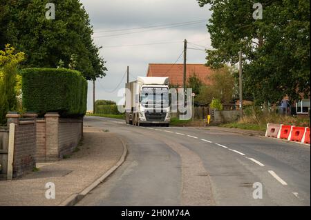 Zuckerrüben werden mit Sattelschlepper an die Cantley-Zuckerrübenfabrik in norfolk England geliefert Stockfoto