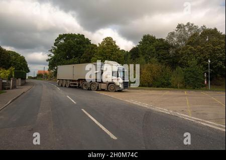 Zuckerrüben werden mit Sattelschlepper an die Cantley-Zuckerrübenfabrik in norfolk England geliefert Stockfoto
