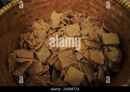 Gebratenes Tempeh in einem Bambusbehälter Stockfoto