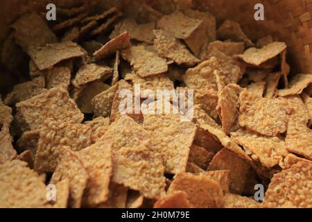 Gebratenes Tempeh in einem Bambusbehälter Stockfoto