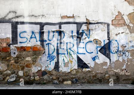 „Gesundheit ist ein Recht“ Graffiti an der Wand während eines Streiks von Mitarbeitern des Gesundheitswesens. Dieser Streik sollte gegen Gesetzesänderungen protestieren, die medizinische Fahrlässigkeit zu einer Straftat machen würden, La Paz, Bolivien Stockfoto