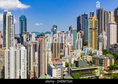 Moderne Wolkenkratzer und hoch aufragende Architektur von Hongkong, China. Stockfoto