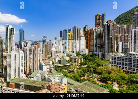 Moderne Wolkenkratzer und hoch aufragende Architektur von Hongkong, China. Stockfoto