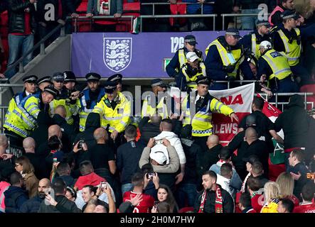 Während des FIFA-WM-Qualifying-Spiels im Wembley-Stadion in London treffen ungarische Fans auf Polizisten auf der Tribüne. Bilddatum: Dienstag, 12. Oktober 2021. Stockfoto