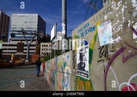 Graffiti an der Wand fordern Gerechtigkeit für die Opfer der Massaker von Sacaba und Senkata. Diese fanden am 15. Und 19. November 2019 während der Gewalt nach den umstrittenen Präsidentschaftswahlen vom 20. Oktober 2019 statt. Gewaltsame Zusammenstöße zwischen Sicherheitskräften und Anhängern des ehemaligen Präsidenten Evo Morales (der am 10. November nach Massenprotesten und Vorwürfen des Wahlbetrugs zurückgetreten war) ließen 19 Zivilisten sterben. Die Interamerikanische Kommission für Menschenrechte hat daraufhin den Tod dieser Zivilisten als Massaker eingestuft. Plaza Camacho, La Paz, Bolivien Stockfoto