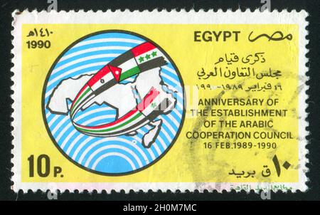 ÄGYPTEN - UM 1990: Briefmarke gedruckt von Ägypten, zeigt Globe, Nationalflaggen, Karte von Nordafrika, um 1990 Stockfoto