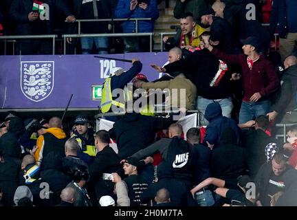 Während des FIFA-WM-Qualifying-Spiels im Wembley-Stadion in London treffen ungarische Fans auf Polizisten auf der Tribüne. Bilddatum: Dienstag, 12. Oktober 2021. Stockfoto