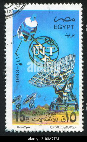 ÄGYPTEN - UM 1993: Briefmarke gedruckt von Ägypten, zeigt Satellit, Antenne, Globus, um 1993 Stockfoto
