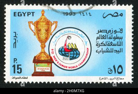 ÄGYPTEN - UM 1993: Briefmarke gedruckt von Ägypten, zeigt Trophäe, Emblem, um 1993 Stockfoto