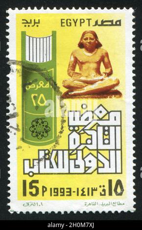 ÄGYPTEN - UM 1993: Briefmarke gedruckt von Ägypten, zeigt Buch, Mensch, um 1993 Stockfoto