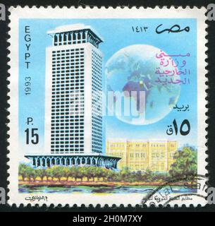 ÄGYPTEN - UM 1993: Briefmarke gedruckt von Ägypten, zeigt Skyscrapper, Planet, um 1993 Stockfoto