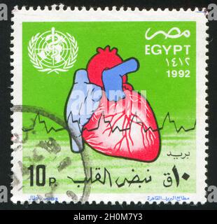 ÄGYPTEN - UM 1992: Briefmarke gedruckt von Ägypten, zeigt Herz, Emblem, um 1992 Stockfoto