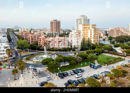 Luftaufnahme von Wohngebäuden und Verkehr am Tres Castelos Kreisverkehr in Portimao, Algarve, Portugal Stockfoto