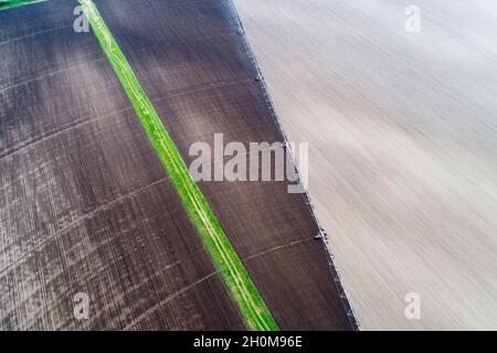 Luftbild des landwirtschaftlichen Feldes mit zentralen Drehpunkt Bewässerungssysteme bilden runde Form Feld, schießen von Drohne Stockfoto
