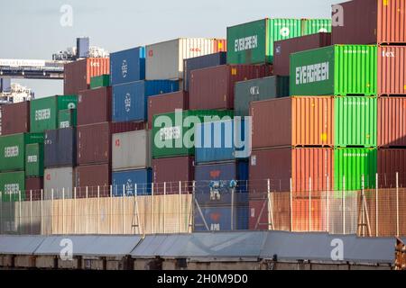 Das Bild vom 12. Oktober zeigt die Türme der Container im Hafen Felixstowe in Suffolk, die am Dienstagmorgen auf die Abholung warten.aufgrund des Mangels an LKW-Fahrern besteht ein Rückstand, der dazu führt, dass die Container im Hafen bleiben und nicht an die Fabriken und Läden im ganzen Land liefern. Im Hafen von Felixstowe werden heute Morgen (Di) riesige Türme aus mit Weihnachtsgütern gefüllten Containern gestapelt, die auf die Abholung warten. Der größte Containerhafen hat sich in den letzten Wochen stark überlastet und kämpft nun mit dem Volumen der vorbeifahrenden Fracht BritainÕs zurechtkommen Stockfoto