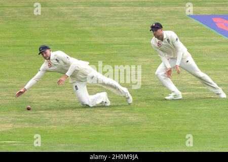 Der englische Dawid Malan (links) schaut zu, während der englische Kapitän Joe Root taucht, um den Ball zu stoppen Stockfoto