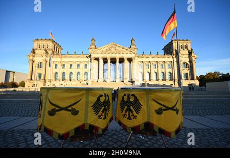 Berlin, Deutschland. Oktober 2021. Das Reichstagsgebäude, der Sitz des Bundestages, ist bei Sonnenuntergang abgebildet. Quelle: Christophe Gateau/dpa/Alamy Live News Stockfoto