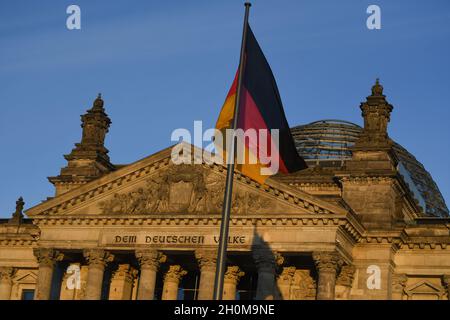 Berlin, Deutschland. Oktober 2021. Das Reichstagsgebäude, der Sitz des Bundestages, ist bei Sonnenuntergang abgebildet. Quelle: Christophe Gateau/dpa/Alamy Live News Stockfoto