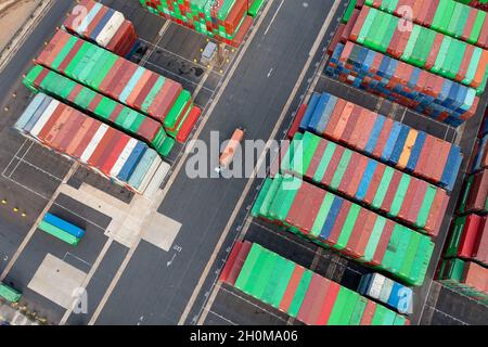 Das Bild vom 12. Oktober zeigt die Türme der Container im Hafen Felixstowe in Suffolk, die am Dienstagmorgen auf die Abholung warten.aufgrund des Mangels an LKW-Fahrern besteht ein Rückstand, der dazu führt, dass die Container im Hafen bleiben und nicht an die Fabriken und Läden im ganzen Land liefern. Im Hafen von Felixstowe werden heute Morgen (Di) riesige Türme aus mit Weihnachtsgütern gefüllten Containern gestapelt, die auf die Abholung warten. Der größte Containerhafen hat sich in den letzten Wochen stark überlastet und kämpft nun mit dem Volumen der vorbeifahrenden Fracht BritainÕs zurechtkommen Stockfoto