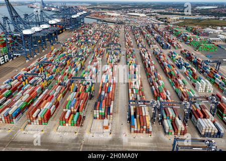 Das Bild vom 12. Oktober zeigt die Türme der Container im Hafen Felixstowe in Suffolk, die am Dienstagmorgen auf die Abholung warten.aufgrund des Mangels an LKW-Fahrern besteht ein Rückstand, der dazu führt, dass die Container im Hafen bleiben und nicht an die Fabriken und Läden im ganzen Land liefern. Im Hafen von Felixstowe werden heute Morgen (Di) riesige Türme aus mit Weihnachtsgütern gefüllten Containern gestapelt, die auf die Abholung warten. Der größte Containerhafen hat sich in den letzten Wochen stark überlastet und kämpft nun mit dem Volumen der vorbeifahrenden Fracht BritainÕs zurechtkommen Stockfoto