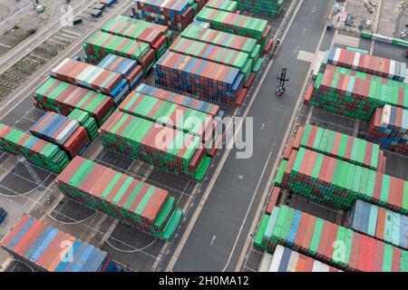 Das Bild vom 12. Oktober zeigt die Türme der Container im Hafen Felixstowe in Suffolk, die am Dienstagmorgen auf die Abholung warten.aufgrund des Mangels an LKW-Fahrern besteht ein Rückstand, der dazu führt, dass die Container im Hafen bleiben und nicht an die Fabriken und Läden im ganzen Land liefern. Im Hafen von Felixstowe werden heute Morgen (Di) riesige Türme aus mit Weihnachtsgütern gefüllten Containern gestapelt, die auf die Abholung warten. Der größte Containerhafen hat sich in den letzten Wochen stark überlastet und kämpft nun mit dem Volumen der vorbeifahrenden Fracht BritainÕs zurechtkommen Stockfoto