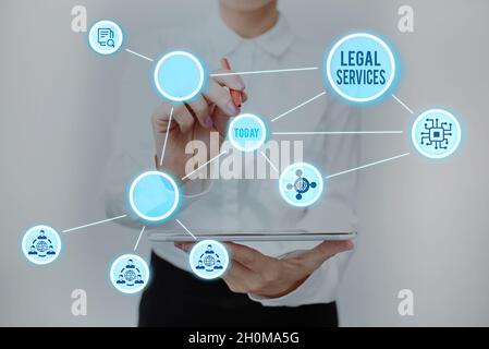 Schild mit der Anzeige Legal Services. Wort geschrieben über den Zugang zur Justiz faires Verfahren Gleichheit des Gesetzes Dame in Uniform Standing Holding Tablet Typisierung Stockfoto