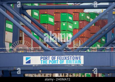 Das Bild vom 12. Oktober zeigt die Türme der Container im Hafen Felixstowe in Suffolk, die am Dienstagmorgen auf die Abholung warten.aufgrund des Mangels an LKW-Fahrern besteht ein Rückstand, der dazu führt, dass die Container im Hafen bleiben und nicht an die Fabriken und Läden im ganzen Land liefern. Im Hafen von Felixstowe werden heute Morgen (Di) riesige Türme aus mit Weihnachtsgütern gefüllten Containern gestapelt, die auf die Abholung warten. Der größte Containerhafen hat sich in den letzten Wochen stark überlastet und kämpft nun mit dem Volumen der vorbeifahrenden Fracht BritainÕs zurechtkommen Stockfoto