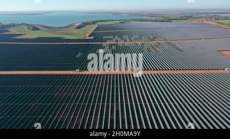 Pereira Barreto, Brasilien. Oktober 2021. Der größte Solarpark im Bundesstaat São Paulo wurde am Freitag, den 8. Oktober, in der Stadt Pereira Barretos im Landesinneren von São Paulo eingeweiht, neben dem 3 Irmãos großen Wasserkraftwerk, das laut Website ein Nutzvolumen von null hat. AUF dem verantwortlichen Unternehmen ist (EDPR), ein portugiesischer Energie-multinationaler Konzern. Der Park verfügt über eine Kapazität von 252 Megawatt, genug, um eine Stadt mit 700,000 Einwohnern zu versorgen. Kredit: Joel Silva/FotoArena/Alamy Live Nachrichten Stockfoto