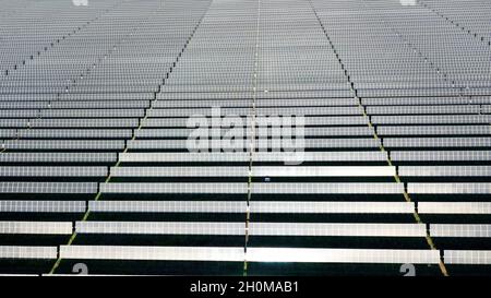 Pereira Barreto, Brasilien. Oktober 2021. Der größte Solarpark im Bundesstaat São Paulo wurde am Freitag, den 8. Oktober, in der Stadt Pereira Barretos im Landesinneren von São Paulo eingeweiht, neben dem 3 Irmãos großen Wasserkraftwerk, das laut Website ein Nutzvolumen von null hat. AUF dem verantwortlichen Unternehmen ist (EDPR), ein portugiesischer Energie-multinationaler Konzern. Der Park verfügt über eine Kapazität von 252 Megawatt, genug, um eine Stadt mit 700,000 Einwohnern zu versorgen. Kredit: Joel Silva/FotoArena/Alamy Live Nachrichten Stockfoto