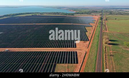 Pereira Barreto, Brasilien. Oktober 2021. Der größte Solarpark im Bundesstaat São Paulo wurde am Freitag, den 8. Oktober, in der Stadt Pereira Barretos im Landesinneren von São Paulo eingeweiht, neben dem 3 Irmãos großen Wasserkraftwerk, das laut Website ein Nutzvolumen von null hat. AUF dem verantwortlichen Unternehmen ist (EDPR), ein portugiesischer Energie-multinationaler Konzern. Der Park verfügt über eine Kapazität von 252 Megawatt, genug, um eine Stadt mit 700,000 Einwohnern zu versorgen. Kredit: Joel Silva/FotoArena/Alamy Live Nachrichten Stockfoto