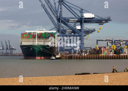 Bild vom 12. Oktober zeigt das Schiff Ever Genius, das am Dienstagmorgen im Hafen von Felixstowe in Suffolk Container ausliefert.aufgrund des Mangels an LKW-Fahrern besteht ein Rückstand, der dazu führt, dass die Container im Hafen bleiben und nicht an die Fabriken und Geschäfte im ganzen Land liefern. Im Hafen von Felixstowe werden heute Morgen (Di) riesige Türme aus mit Weihnachtsgütern gefüllten Containern gestapelt, die auf die Abholung warten. BritainÕs größter Containerhafen hat sich in den letzten Wochen stark überlastet und kämpft nun mit dem Volumen der durchfließenden Ladung, Stockfoto