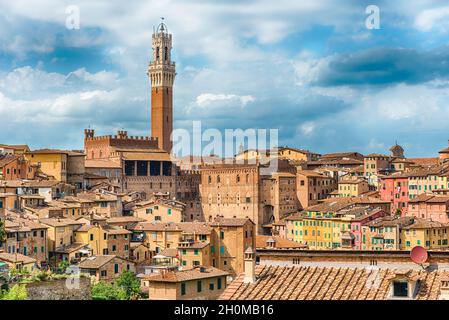 Blick auf das malerische Stadtzentrum von Siena, eine der meistbesuchten Touristenattraktionen Italiens Stockfoto