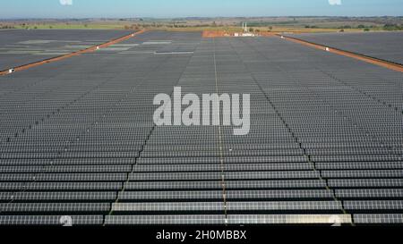 Pereira Barreto, Brasilien. Oktober 2021. Der größte Solarpark im Bundesstaat São Paulo wurde am Freitag, den 8. Oktober, in der Stadt Pereira Barretos im Landesinneren von São Paulo eingeweiht, neben dem 3 Irmãos großen Wasserkraftwerk, das laut Website ein Nutzvolumen von null hat. AUF dem verantwortlichen Unternehmen ist (EDPR), ein portugiesischer Energie-multinationaler Konzern. Der Park verfügt über eine Kapazität von 252 Megawatt, genug, um eine Stadt mit 700,000 Einwohnern zu versorgen. Kredit: Joel Silva/FotoArena/Alamy Live Nachrichten Stockfoto