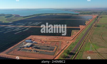 Pereira Barreto, Brasilien. Oktober 2021. Der größte Solarpark im Bundesstaat São Paulo wurde am Freitag, den 8. Oktober, in der Stadt Pereira Barretos im Landesinneren von São Paulo eingeweiht, neben dem 3 Irmãos großen Wasserkraftwerk, das laut Website ein Nutzvolumen von null hat. AUF dem verantwortlichen Unternehmen ist (EDPR), ein portugiesischer Energie-multinationaler Konzern. Der Park verfügt über eine Kapazität von 252 Megawatt, genug, um eine Stadt mit 700,000 Einwohnern zu versorgen. Kredit: Joel Silva/FotoArena/Alamy Live Nachrichten Stockfoto