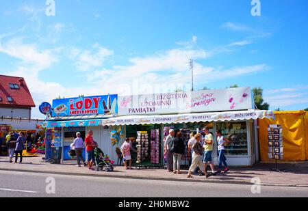 USTRONIE MORSKIE, POLEN - 23. Sep 2015: Die Menschen an einer amerikanischen Eisdiele und einem Souvenirladen Stockfoto