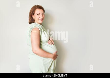 Schwanger Frau besuchen Ärztezentrum. Gynäkologie Entbindungsbehandlung. Impfstoff Stockfoto