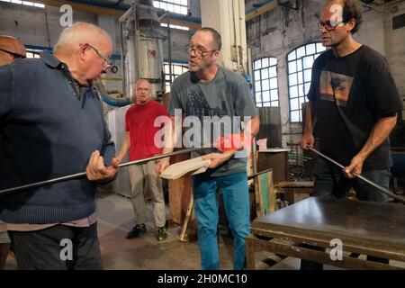 Der italienische Glaskünstler Lino Tagliapietra bei der Arbeit auf der Insel Murano während der 47. Ausgabe der Glass Art Conference in Venedig, Italien, am 18. Mai 2018.(MV Stockfoto