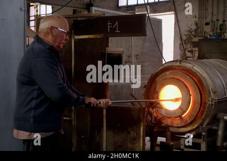 Der italienische Glaskünstler Lino Tagliapietra bei der Arbeit auf der Insel Murano während der 47. Ausgabe der Glass Art Conference in Venedig, Italien, am 18. Mai 2018.(MV Stockfoto