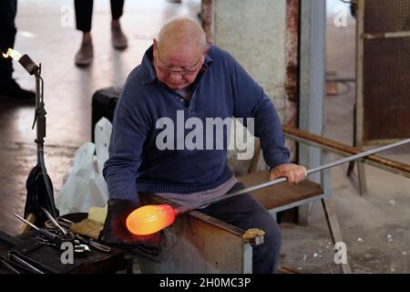 Der italienische Glaskünstler Lino Tagliapietra bei der Arbeit auf der Insel Murano während der 47. Ausgabe der Glass Art Conference in Venedig, Italien, am 18. Mai 2018.(MV Stockfoto