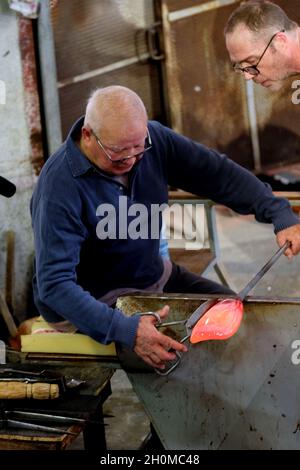 Der italienische Glaskünstler Lino Tagliapietra bei der Arbeit auf der Insel Murano während der 47. Ausgabe der Glass Art Conference in Venedig, Italien, am 18. Mai 2018.(MV Stockfoto