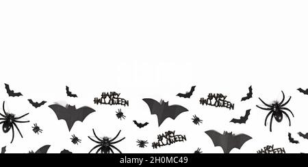 Halloween Banner mit schwarzen Fledermäusen, Spinnen, Fliegen und Happy Halloween Text unten auf weißem Hintergrund mit Kopierfläche Stockfoto