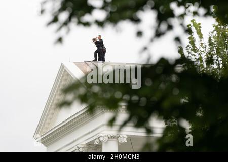 Beamte des Geheimdienstes wachen über einen Protest im Weißen Haus in Washington, DC, 13. Oktober 2021. Bild: Chris Kleponis/Pool/Sipa USA Bild: SIPA USA/Alamy Live News Stockfoto