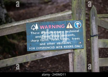 Warnschild für Mountainbike-Trail auf der Downhillstrecke Innerleithen, Tweed Valley, Schottland, Großbritannien „nur für erfahrene mtb-Fahrer“ Stockfoto